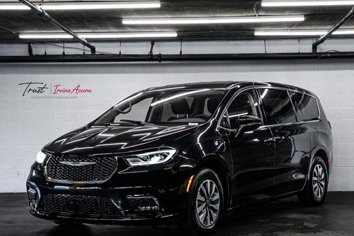 Brilliant Black Crystal Pearlcoat 2024 Chrysler Pacifica Hybrid Select