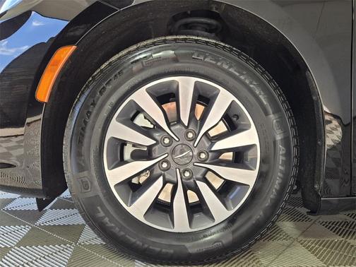 2024 Chrysler Pacifica Hybrid Select