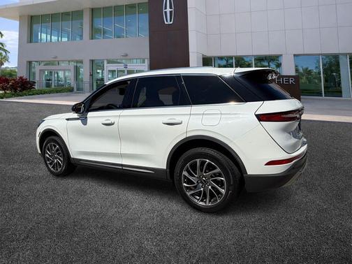 White Metallic 2022 Lincoln Corsair Standard