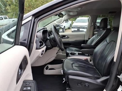 2022 Chrysler Pacifica Touring-L