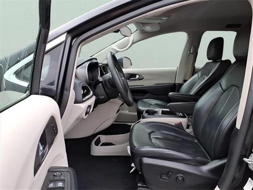 2022 Chrysler Pacifica Touring-L