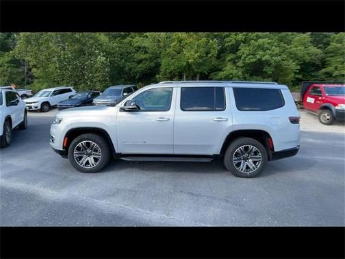 2023 Jeep Wagoneer Base