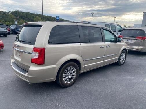 2015 Chrysler Town & Country Touring-L