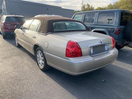 2011 Lincoln Town Car Signature Limited