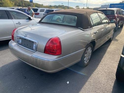 2011 Lincoln Town Car Signature Limited