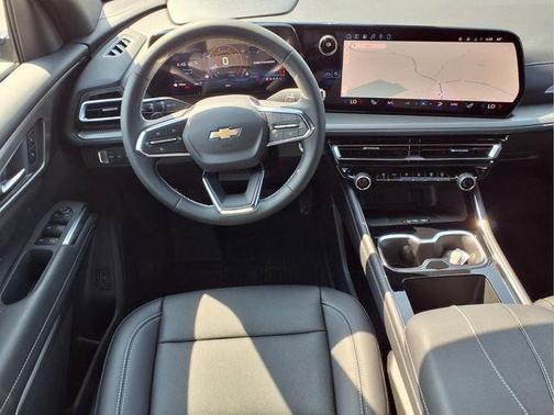 Summit White 2026 Chevrolet Traverse LT