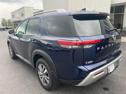 2022 Nissan Pathfinder SL 4WD