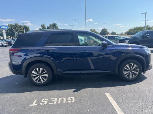 2022 Nissan Pathfinder SL 4WD