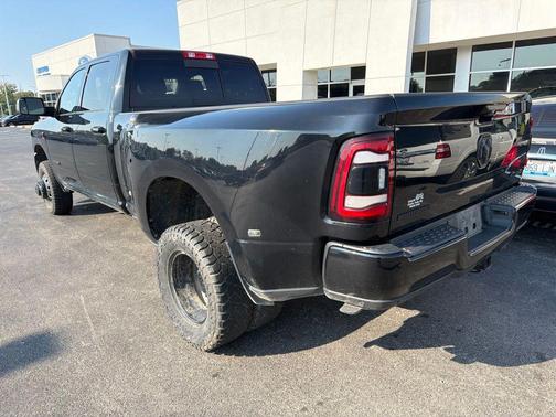 Diamond Black Crystal Pearlcoat 2022 RAM 3500 Big Horn Crew Cab 4x4 8' Box