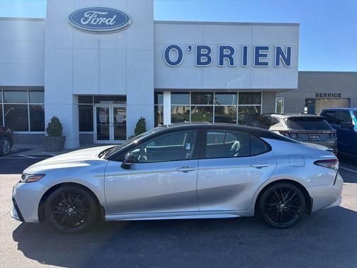 Celestial Silver Metallic/Midnight Black Metallic 2023 Toyota Camry XSE