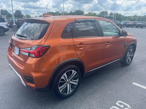 Sunshine Orange Metallic 2024 Mitsubishi Outlander Sport 2.0 ES