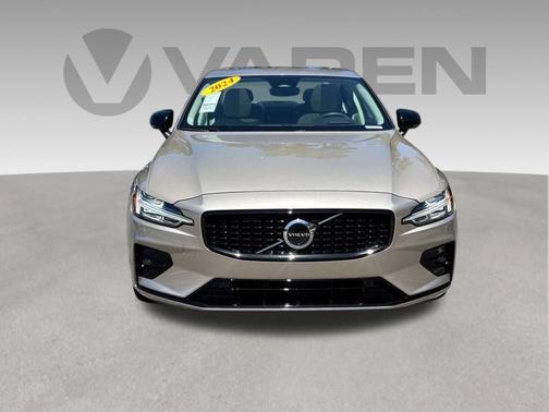 Bright 2024 Volvo S60 B5 Ultimate Dark Theme