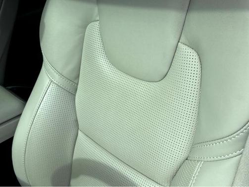 2023 Volvo XC60 B5 Ultimate Bright Theme
