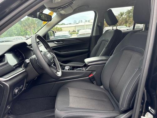 Diamond Black 2023 Jeep Grand Cherokee Laredo