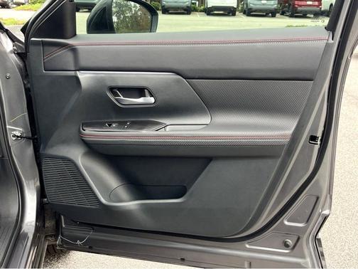 2t Gun Blk Roof 2025 Nissan Kicks SR