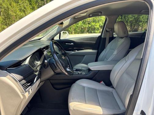 Crystal White Tri-Coat 2020 Cadillac XT4 Premium Luxury