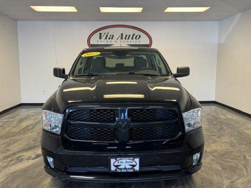 Brilliant Black Crystal Pearlcoat 2017 RAM 1500 Express