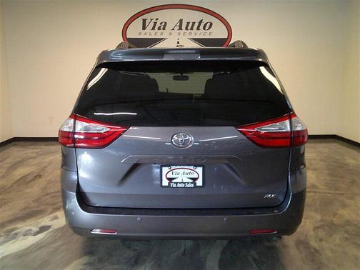 2017 Toyota Sienna XLE