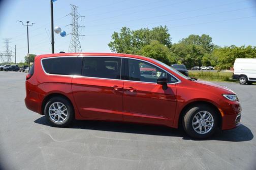 2025 Chrysler Pacifica Select
