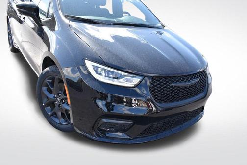 Diamond Black 2026 Chrysler Pacifica Select