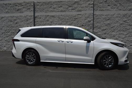 2023 Toyota Sienna XLE