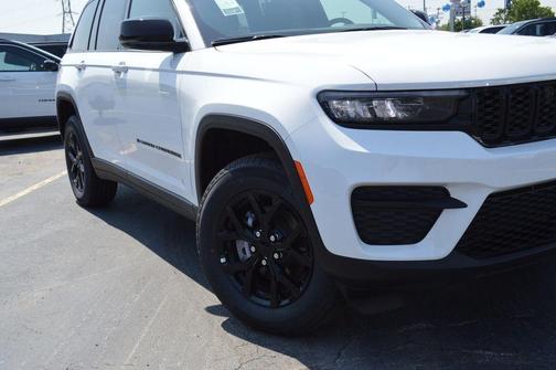 2025 Jeep Grand Cherokee Laredo