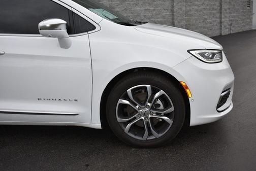 Bright White Clearcoat 2024 Chrysler Pacifica Pinnacle