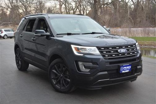Photo 3 of 29 of 2017 Ford Explorer XLT
