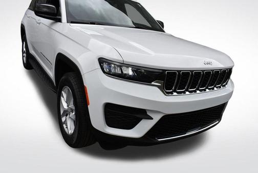 Bright White Clearcoat 2024 Jeep Grand Cherokee Laredo X