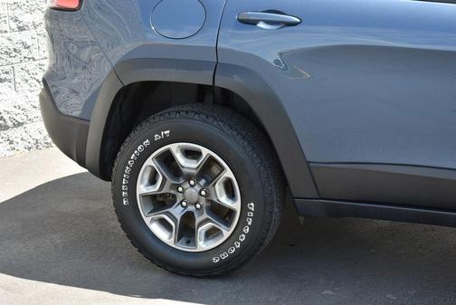 Blue Shade Pearlcoat 2019 Jeep Cherokee Trailhawk