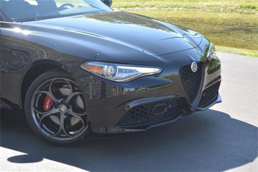 Photo 2 of 29 of 2021 Alfa Romeo Giulia Ti