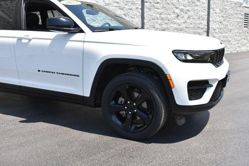 Bright White Clearcoat 2023 Jeep Grand Cherokee Altitude