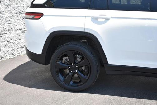 Bright White Clearcoat 2023 Jeep Grand Cherokee Altitude