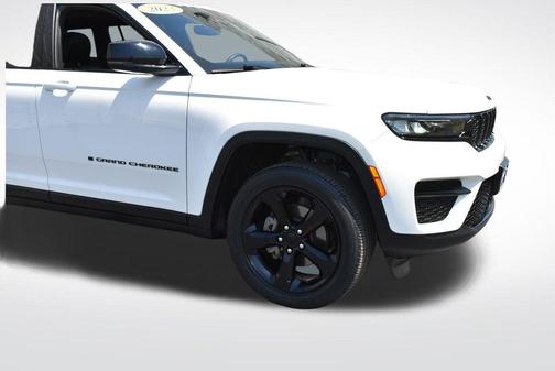 Bright White Clearcoat 2023 Jeep Grand Cherokee Altitude