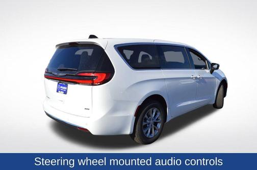 Bright White Clearcoat 2026 Chrysler Pacifica Select