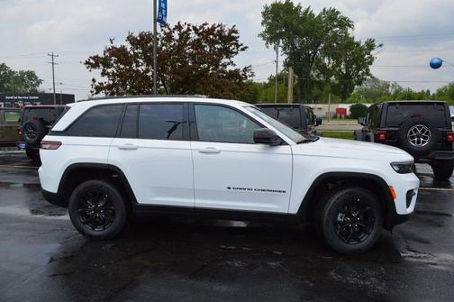 2025 Jeep Grand Cherokee Laredo