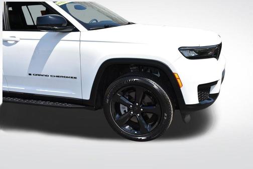Bright White Clearcoat 2024 Jeep Grand Cherokee L Laredo