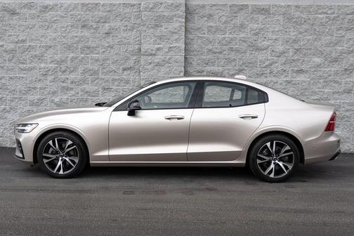2023 Volvo S60 B5 Plus Dark Theme