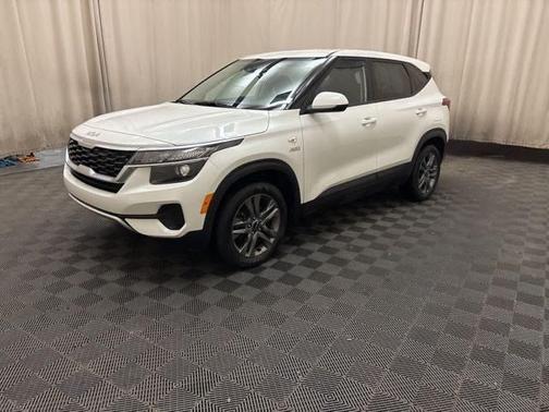 Snow White Pearl 2023 Kia Seltos S