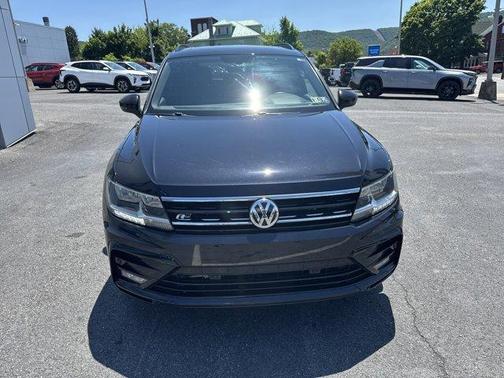 Deep Black Pearl Effect 2021 Volkswagen Tiguan 2.0T SE R-Line Black