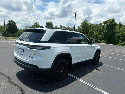 Bright White Clearcoat 2023 Jeep Grand Cherokee Limited