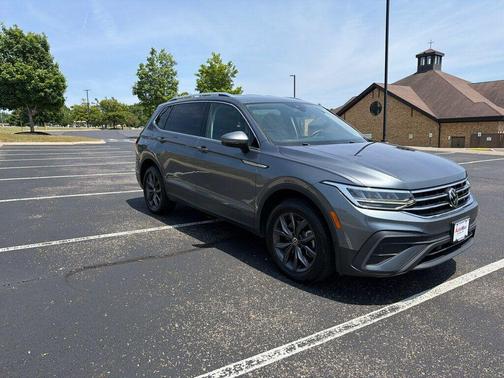 Platinum Gray Metallic 2023 Volkswagen Tiguan 2.0T SE