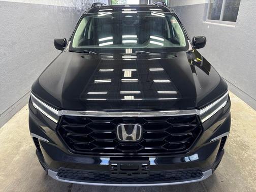 Crystal Black Pearl 2024 Honda Pilot Touring 8-Passenger