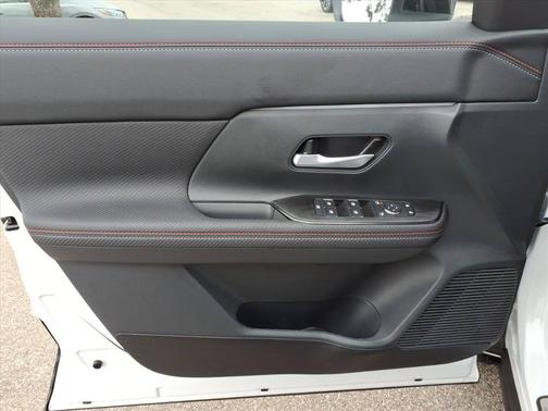 Aspen White Tricoat 2026 Nissan Kicks SR