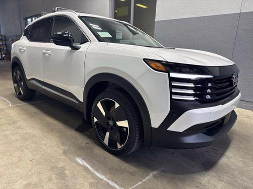 Aspen White Tricoat 2026 Nissan Kicks SR