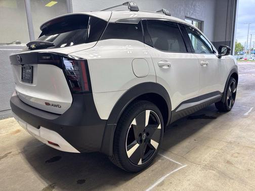 Aspen White Tricoat 2026 Nissan Kicks SR
