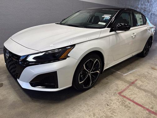 Pearl White Tricoat/Super Black 2026 Nissan Altima SR FWD