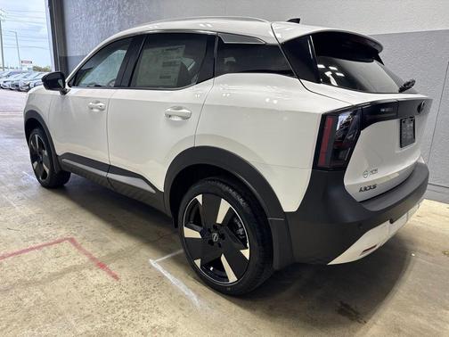 Aspen White Tricoat 2026 Nissan Kicks SR