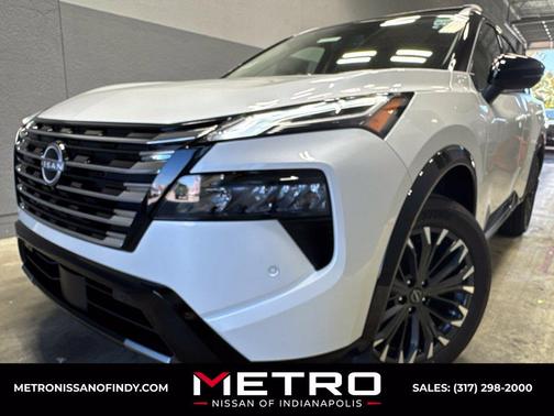 Everest White Pearl/Super Black 2026 Nissan Rogue Platinum