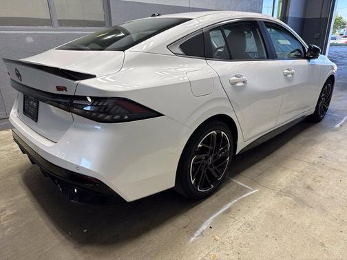 Aspen White Tricoat/Super Black 2027 Nissan Sentra SR